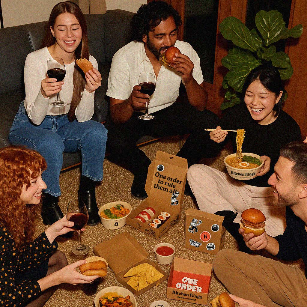 Clientes compartilhando pratos e embalagens da Kitchen Kings